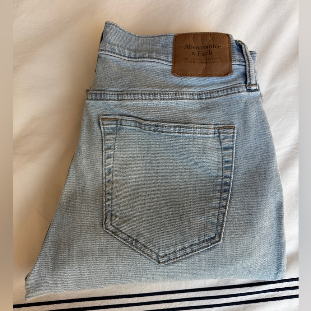 Abercrombie & Fitch Men's Athletic Skinny Jeans in Light Wash Size 30x32